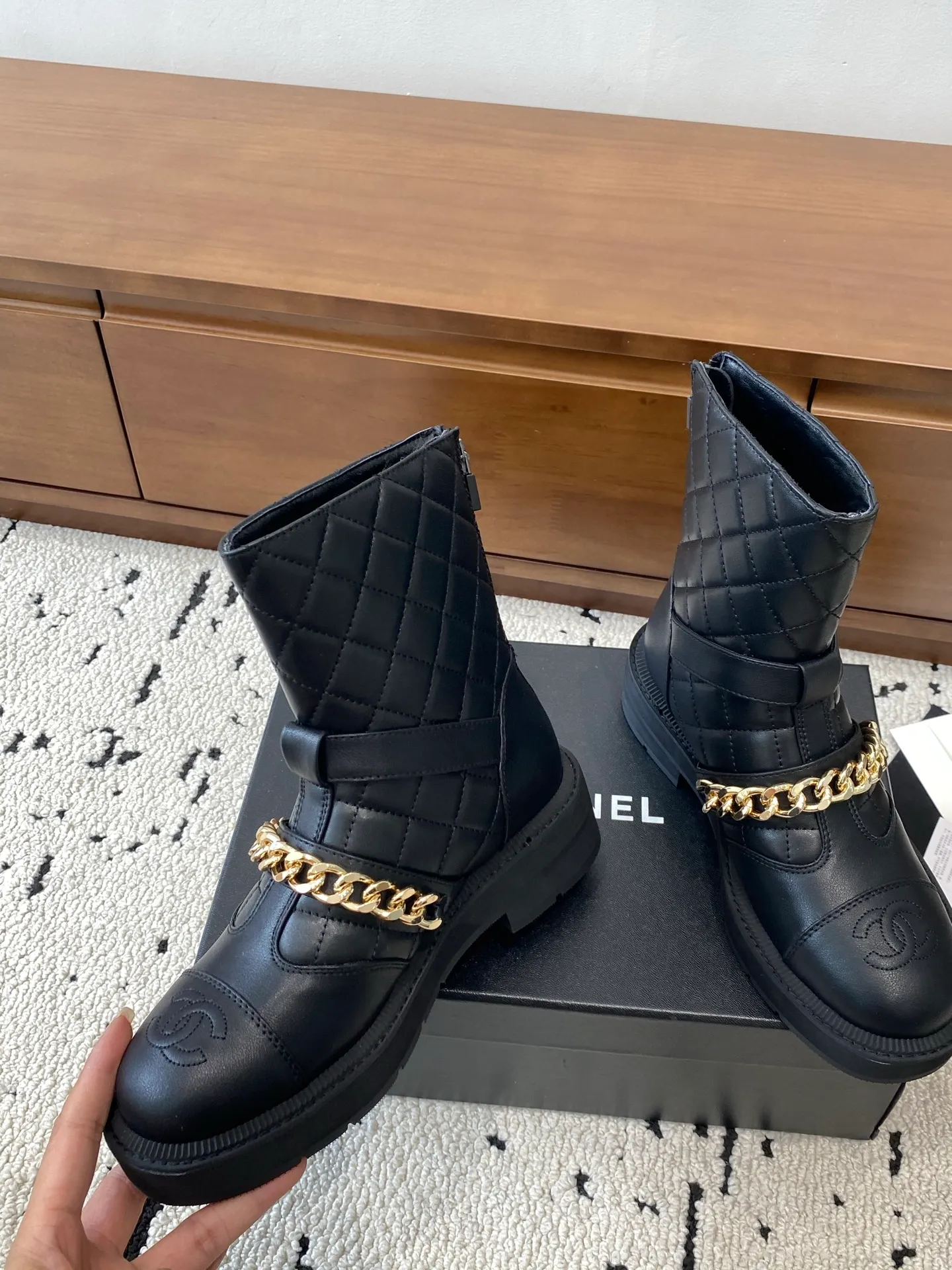 👟👟Ex-factory price 700👟👟 High version🍀 CHANEL 2025s autumn and winter series short boots, made of imported cowhide, with an additional height of 5cm to show leg length. Chanel's classic rhombus is used on the boot shaft, which Xiao Meimei particularly likes. This is Chanel's most popular style this autumn and winter. In addition, the entire boot shaft is equipped with a classic chain and school bag buckle. It is made of full-grain cowhide and uses a rear zipper. It is easy to put on the foot and super comfortable. It is a must-have for this autumn and winter. 🔴 Upper material: imported cowhide leather with anti-rust metal chain ❤︎ Consistently authentic ❤︎ Outsole: original Italian anti-slip rubber outsole Number of yards: 35-40 (40 is custom-made, non-refundable and non-exchangeable) Buy now 👉 Buy now 👉 Buy now 👉 Buy now 👉 Buy now 👉 Buy now 👉 Buy now 👉 Buy now 👉 Buy now 👉 Buy now 👉